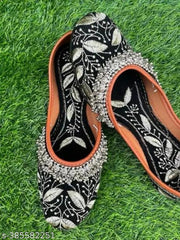 Perfect Women Juttis & Mojaris