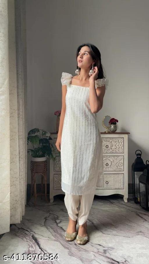 woman heavy chikankari kurti