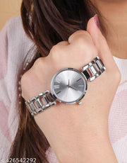 New Fancy Solid Dial Attractive Metal Chain  Analog Watch for Women